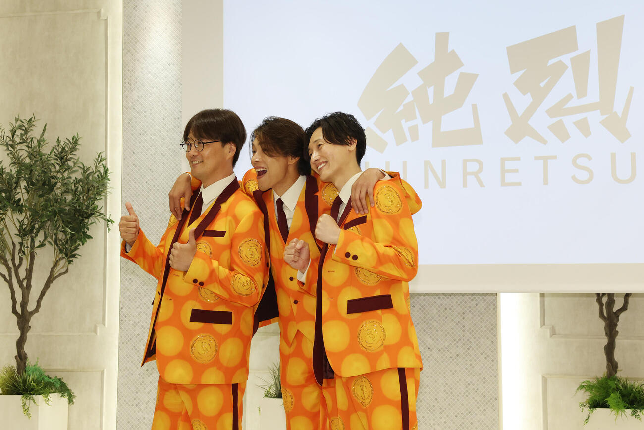 純烈リードボーカル白川裕二郎卒業＆純烈セカンドチャンスオーディション2026記者会見で記念撮影に納まる純烈の酒井一圭（左）、白川裕二郎（中央）、後上翔太（撮影・宮地輝）