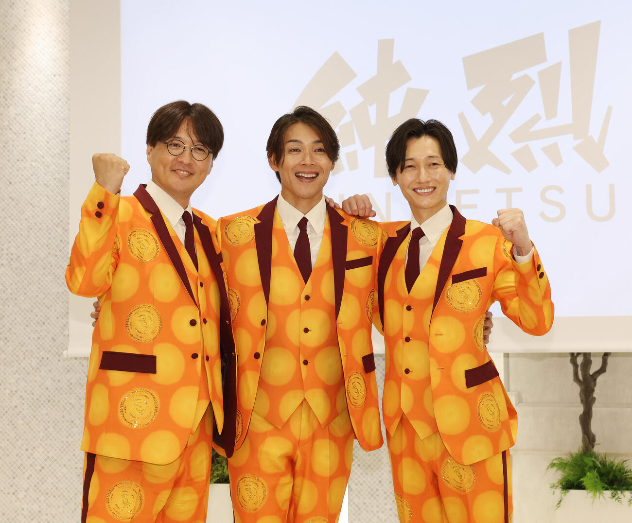 純烈リードボーカル白川裕二郎卒業＆純烈セカンドチャンスオーディション2026記者会見で記念撮影に納まる純烈の、左から酒井一圭、白川裕二郎、後上翔太（撮影・宮地輝）