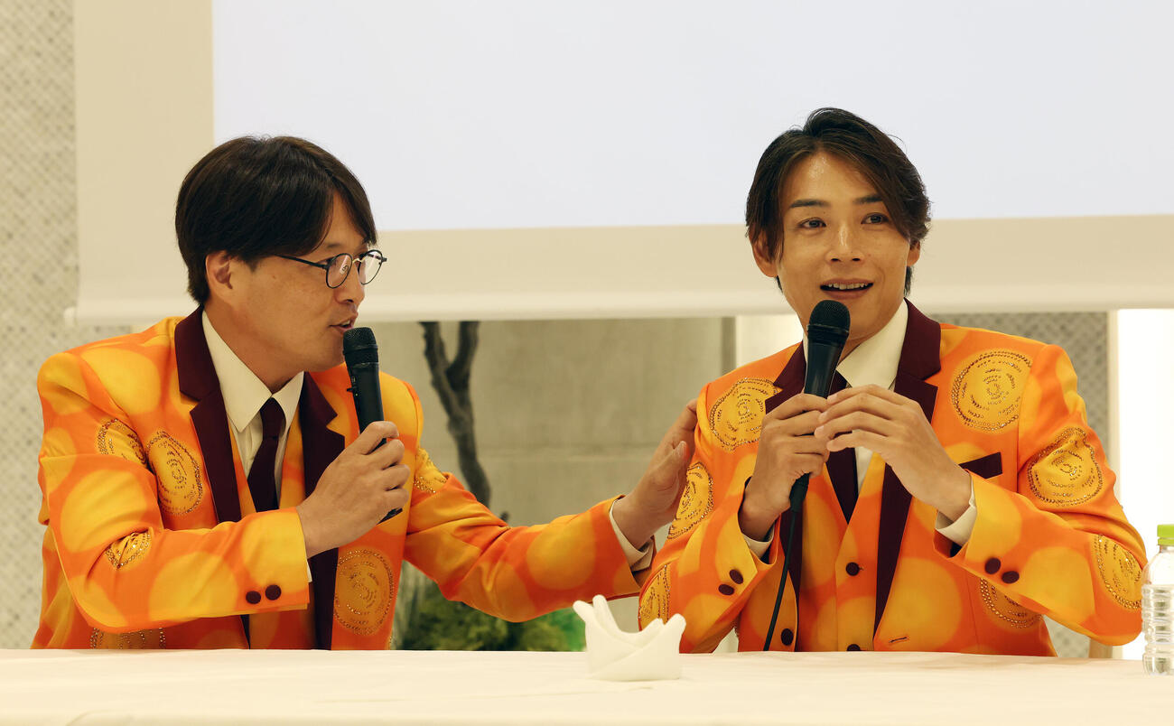 純烈リードボーカル白川裕二郎卒業＆純烈セカンドチャンスオーディション2026記者会見で記者からの質問に答える白川裕二郎（右）とツッコむ酒井一圭（撮影・宮地輝）