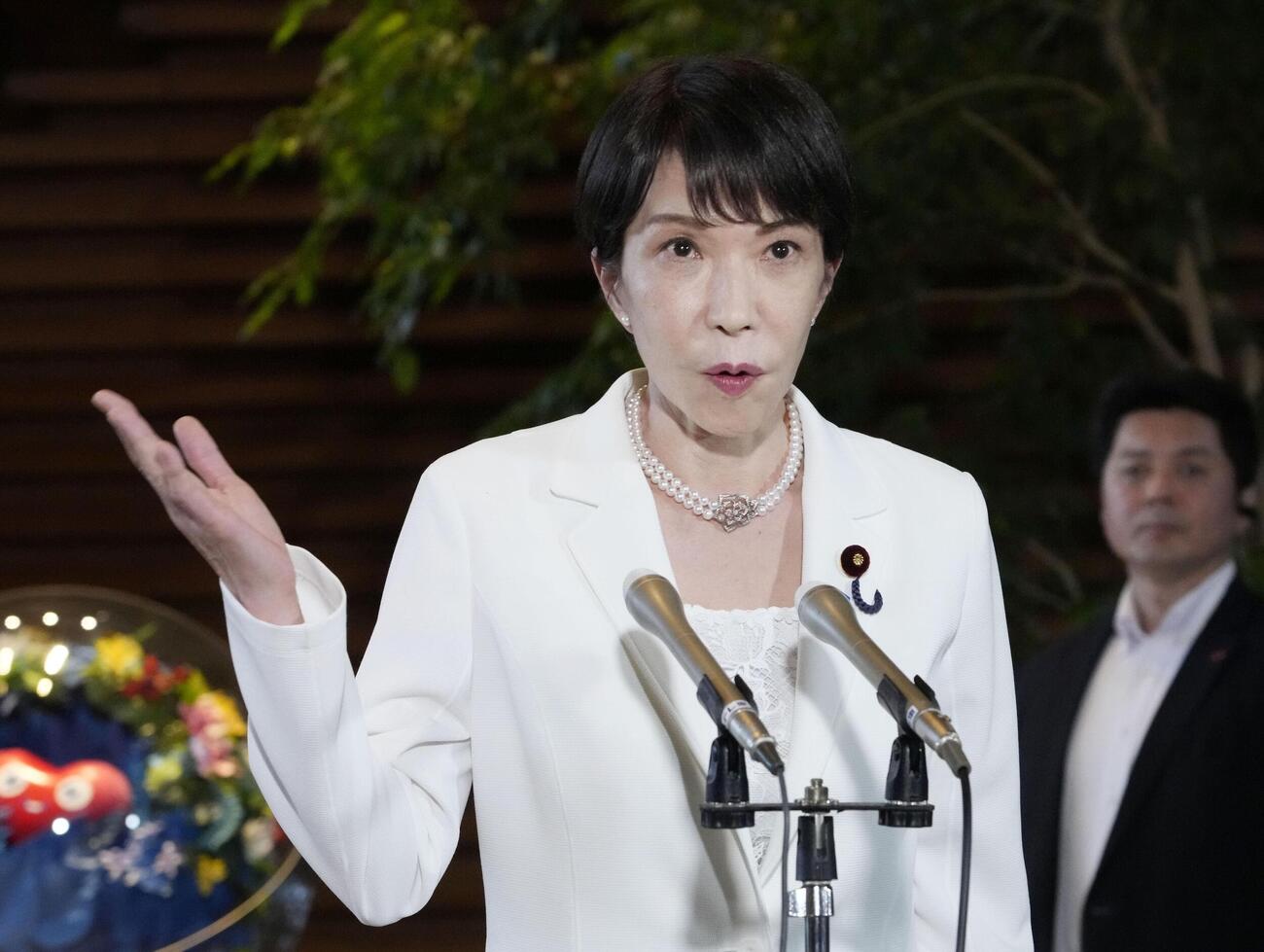 自民党総裁選での中傷動画作成疑惑に関し、記者団の取材に応じる高市首相（共同）