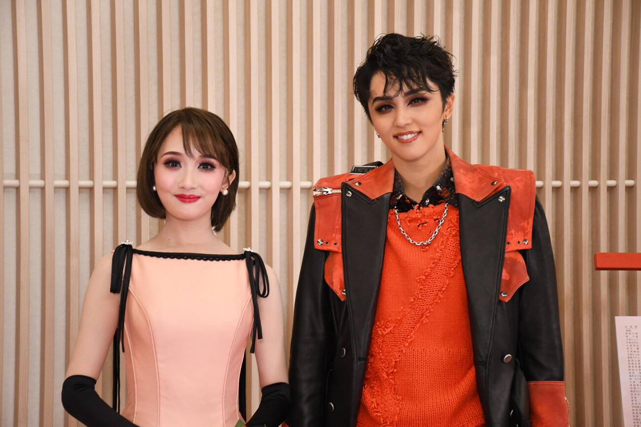 御園座公演「花より男子Ⅱ」で道明寺司を演じる宝塚歌劇団星組トップ暁千星（右）と牧野つくしを演じるトップ娘役詩ちづる（撮影・阪口孝志）