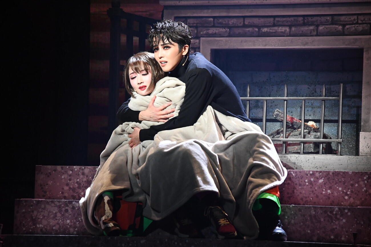 御園座公演「花より男子Ⅱ」で道明寺司を演じる宝塚歌劇団星組トップ暁千星（右）と牧野つくしを演じるトップ娘役詩ちづる（撮影・阪口孝志）