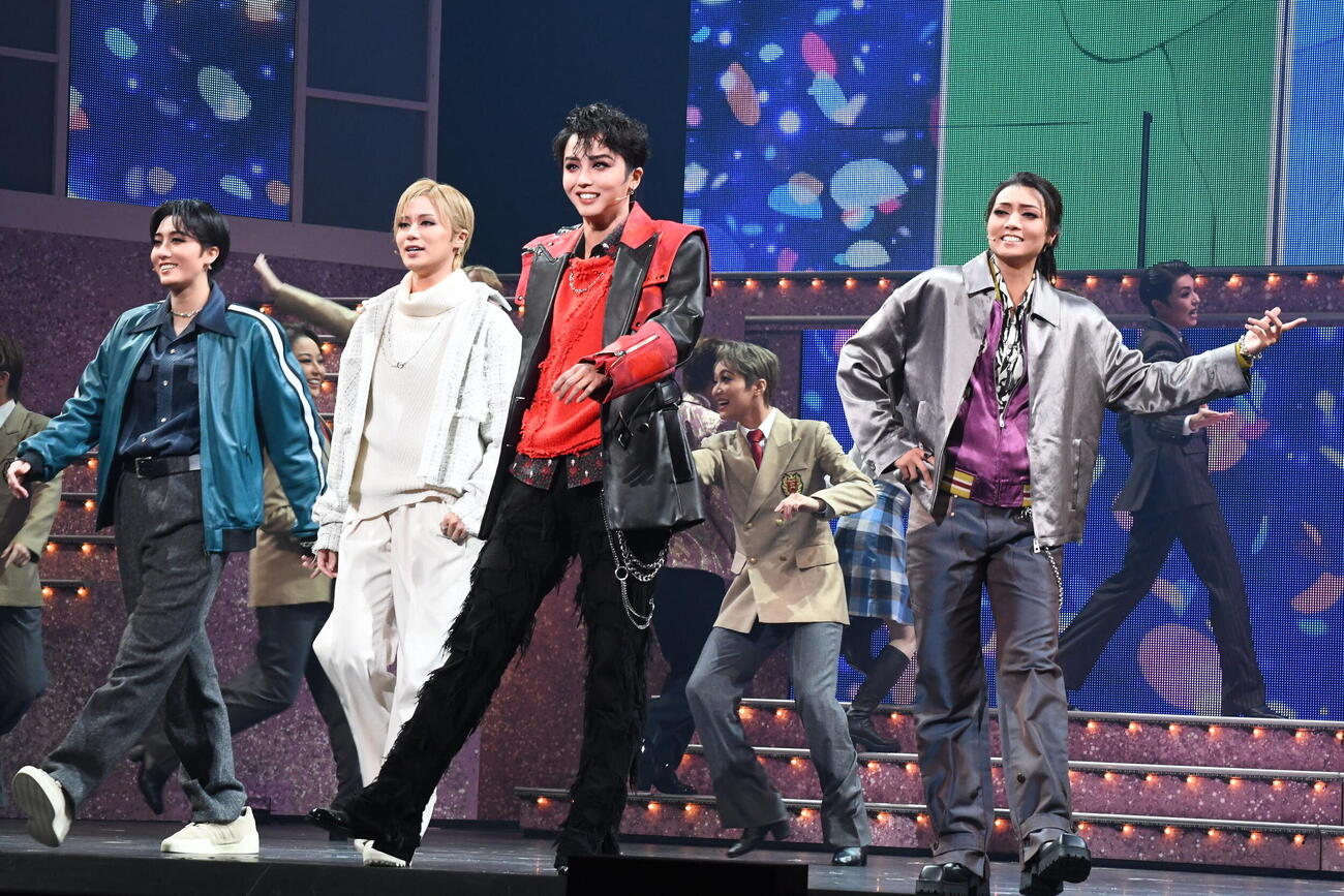 御園座公演「花より男子Ⅱ」で「F4」を演じる、左から、大希颯、天飛華音、暁千星、御剣海（撮影・阪口孝志）
