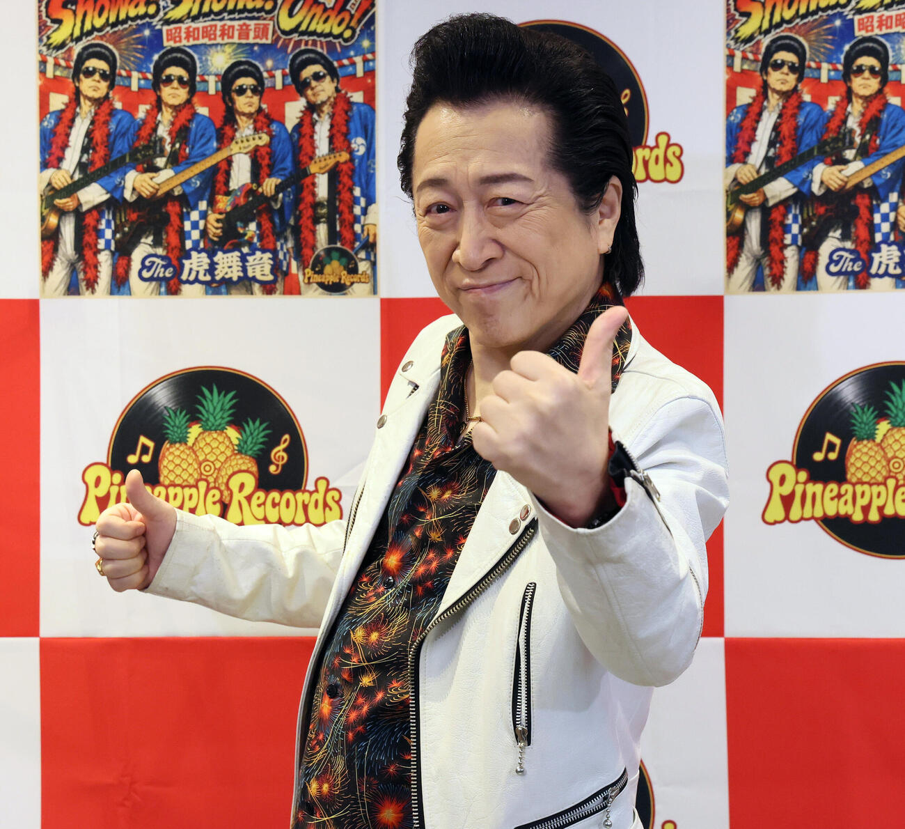 “ロックの日”に新曲をリリースしポーズを決めるTHE虎舞竜の高橋ジョージ（撮影・丹羽敏通）