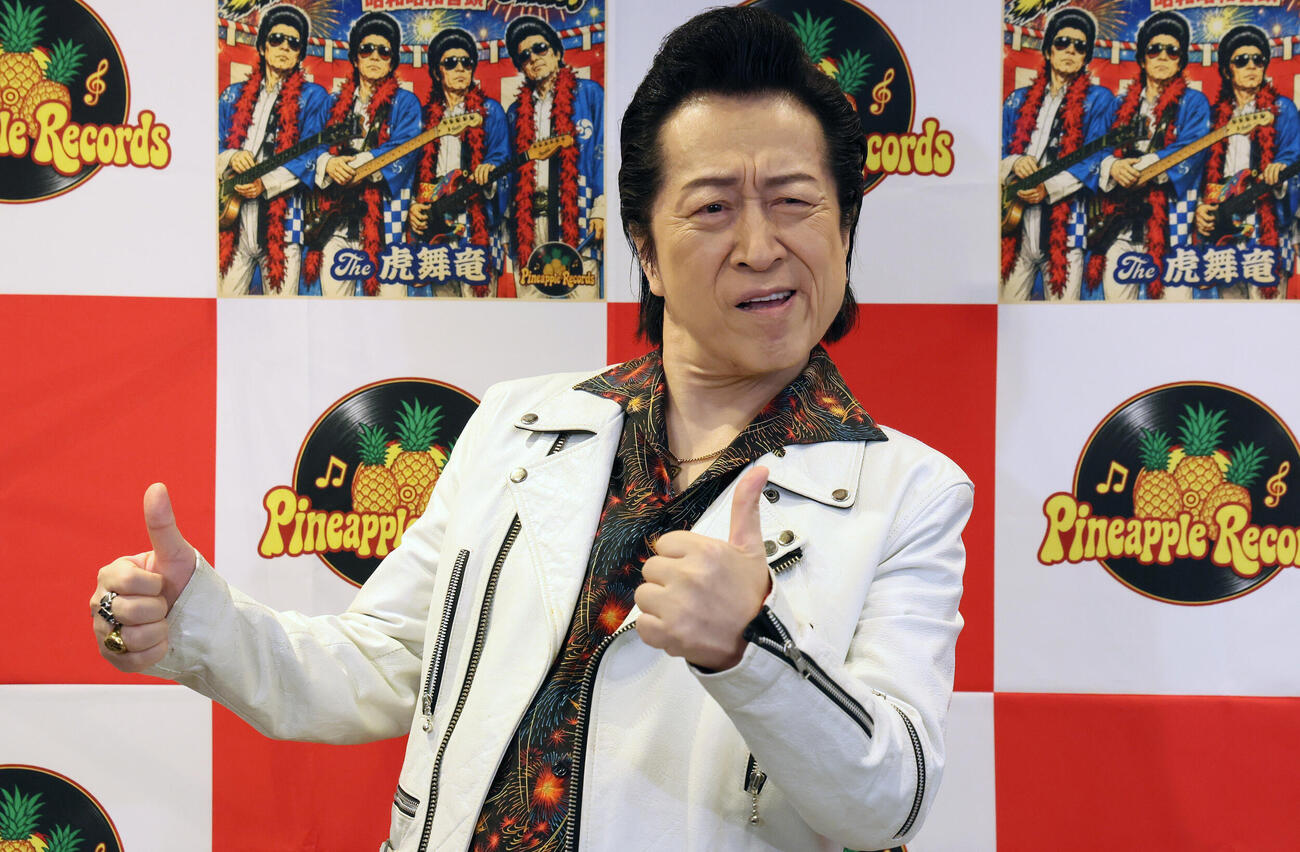 “ロックの日”に新曲をリリースしポーズを決めるTHE虎舞竜の高橋ジョージ（撮影・丹羽敏通）