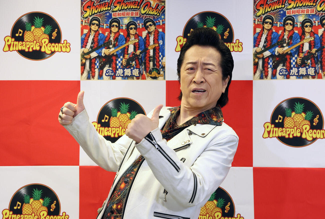 “ロックの日”に新曲をリリースしポーズを決めるTHE虎舞竜の高橋ジョージ（撮影・丹羽敏通）
