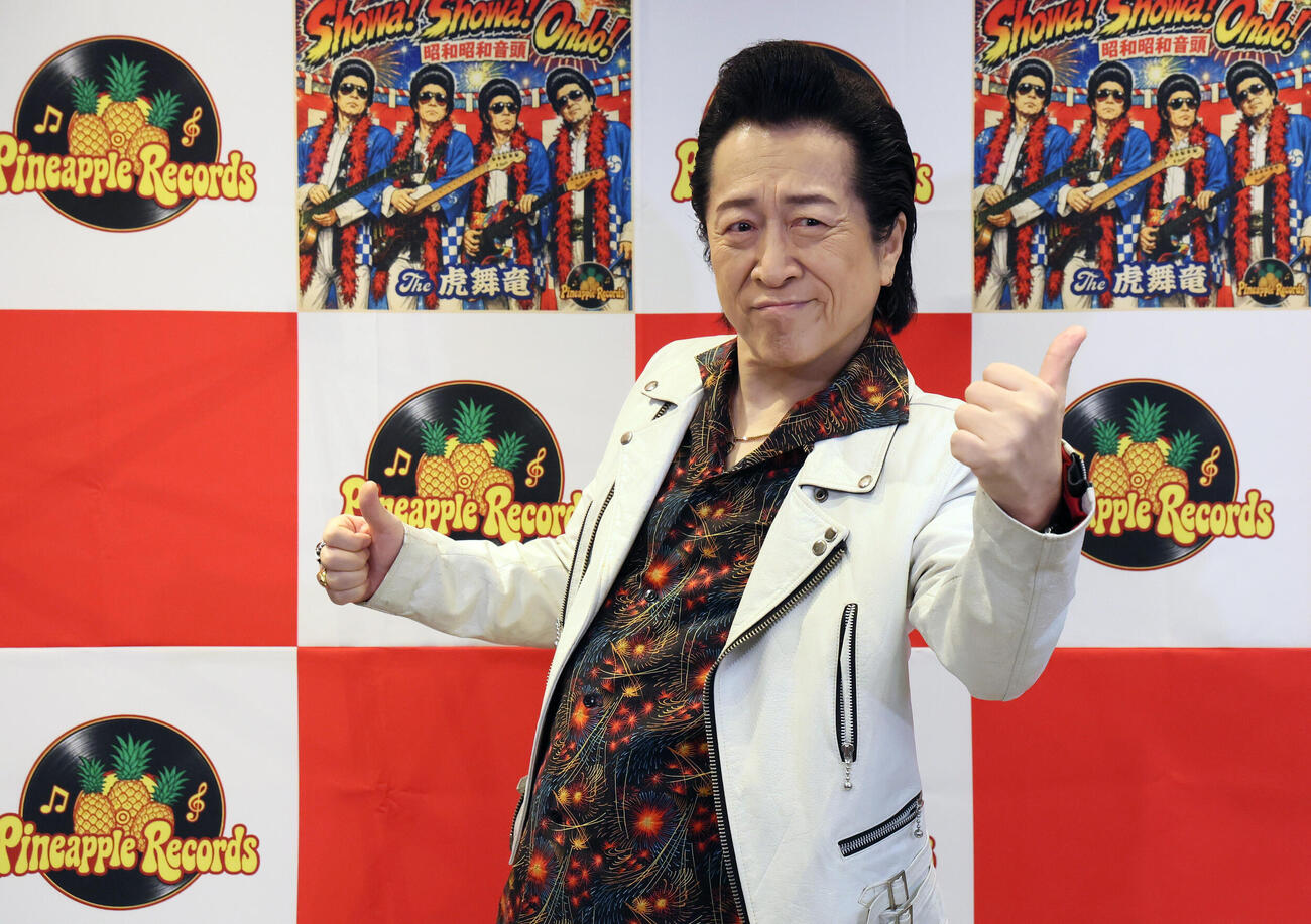 “ロックの日”に新曲をリリースしポーズを決めるTHE虎舞竜の高橋ジョージ（撮影・丹羽敏通）