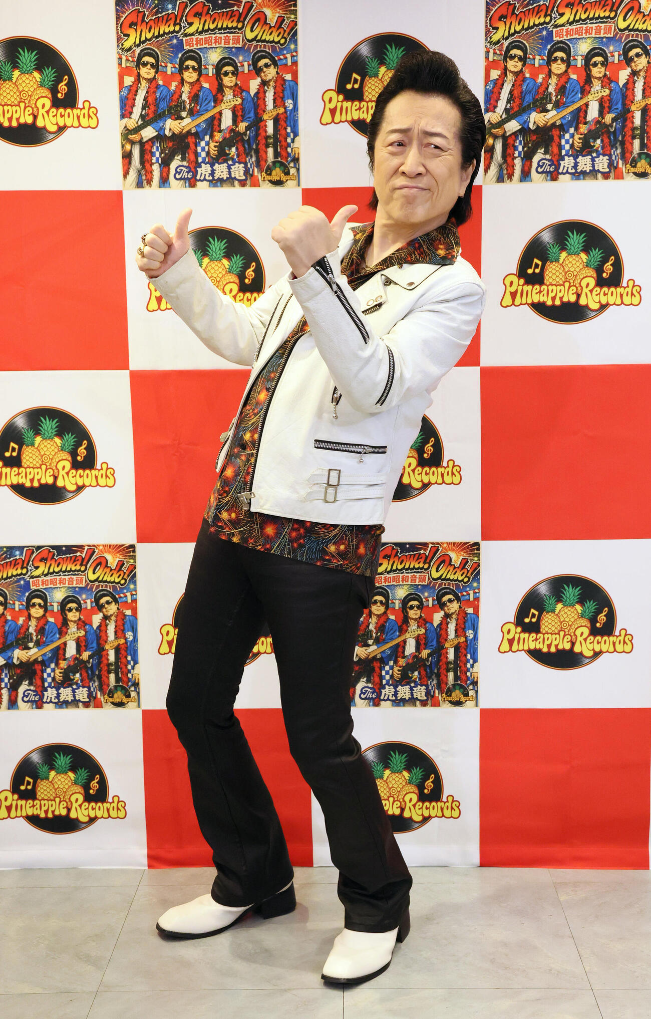“ロックの日”に新曲をリリースしポーズを決めるTHE虎舞竜の高橋ジョージ（撮影・丹羽敏通）