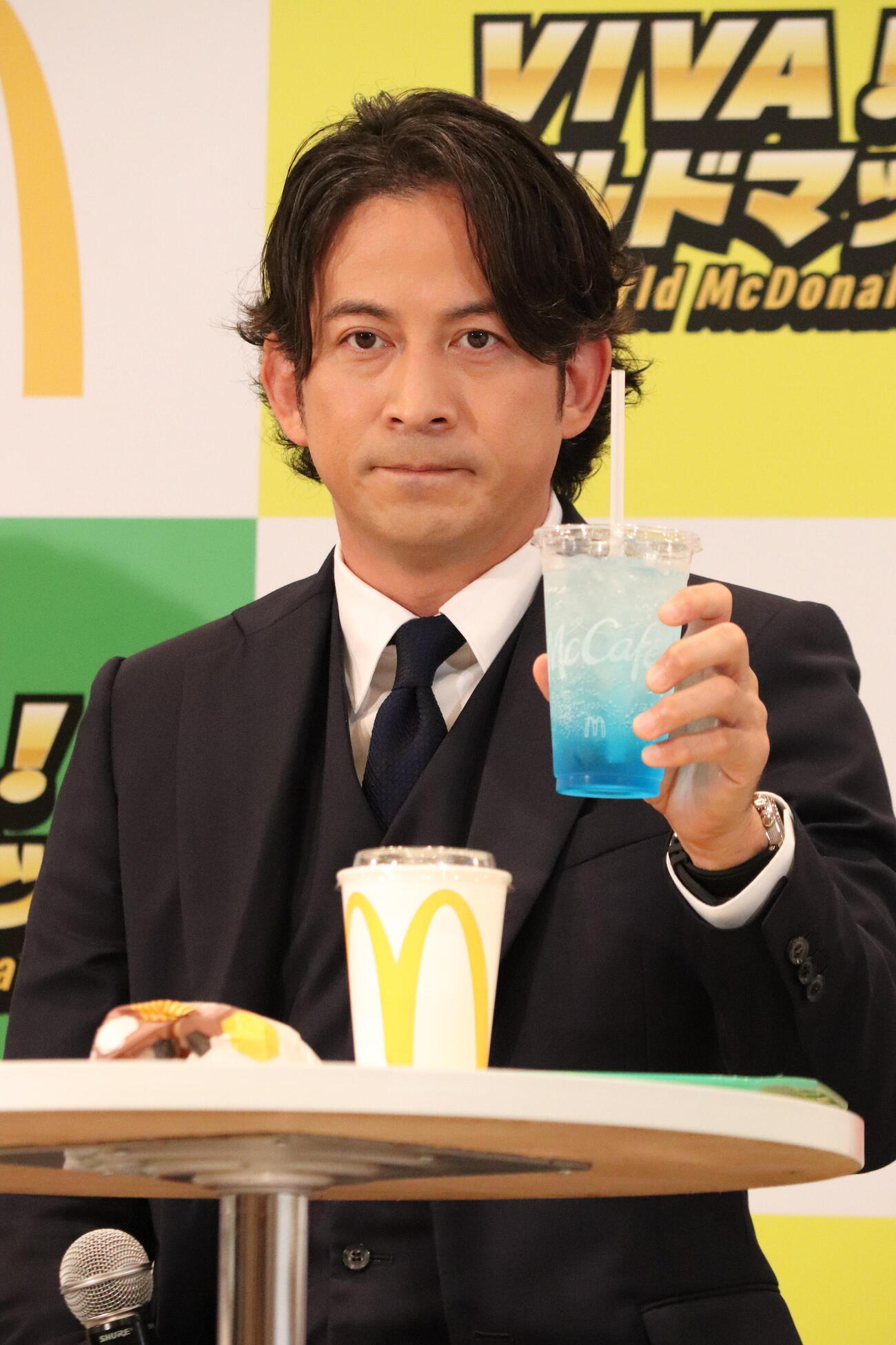 マクドナルド「VIVA！ワールドマック」新商品発表会で新商品をPRする岡田准一