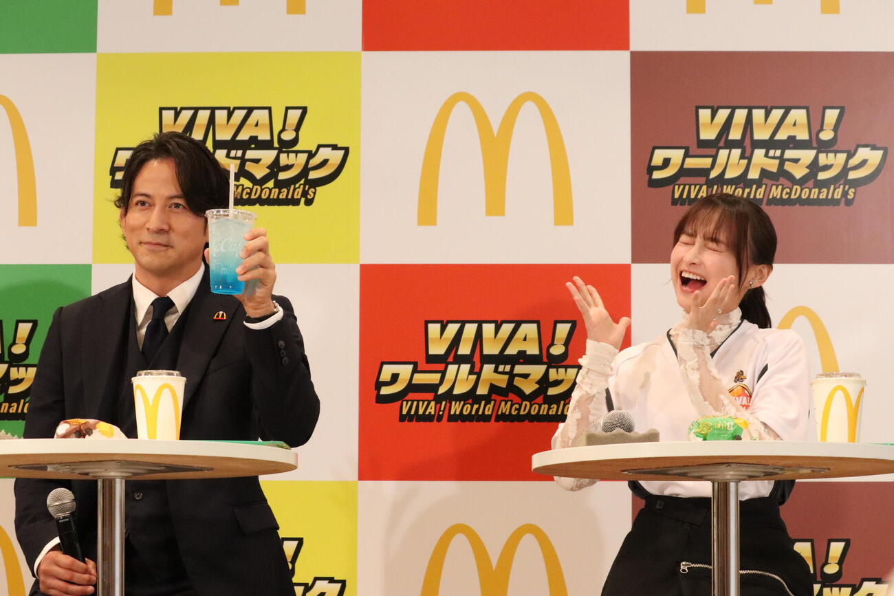 マクドナルド「VIVA！ワールドマック」新商品発表会で新商品をPRする岡田准一と、盛り上げる影山優佳