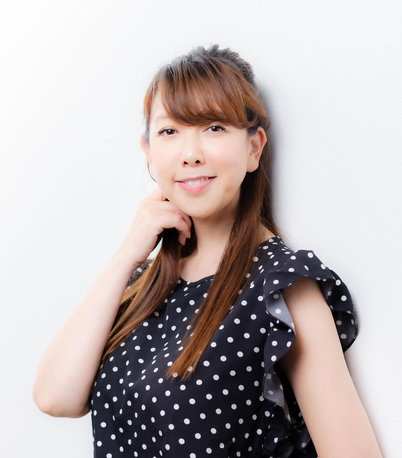 軽やかな笑顔で写真に納まる大原かおり（撮影・河田真司）
