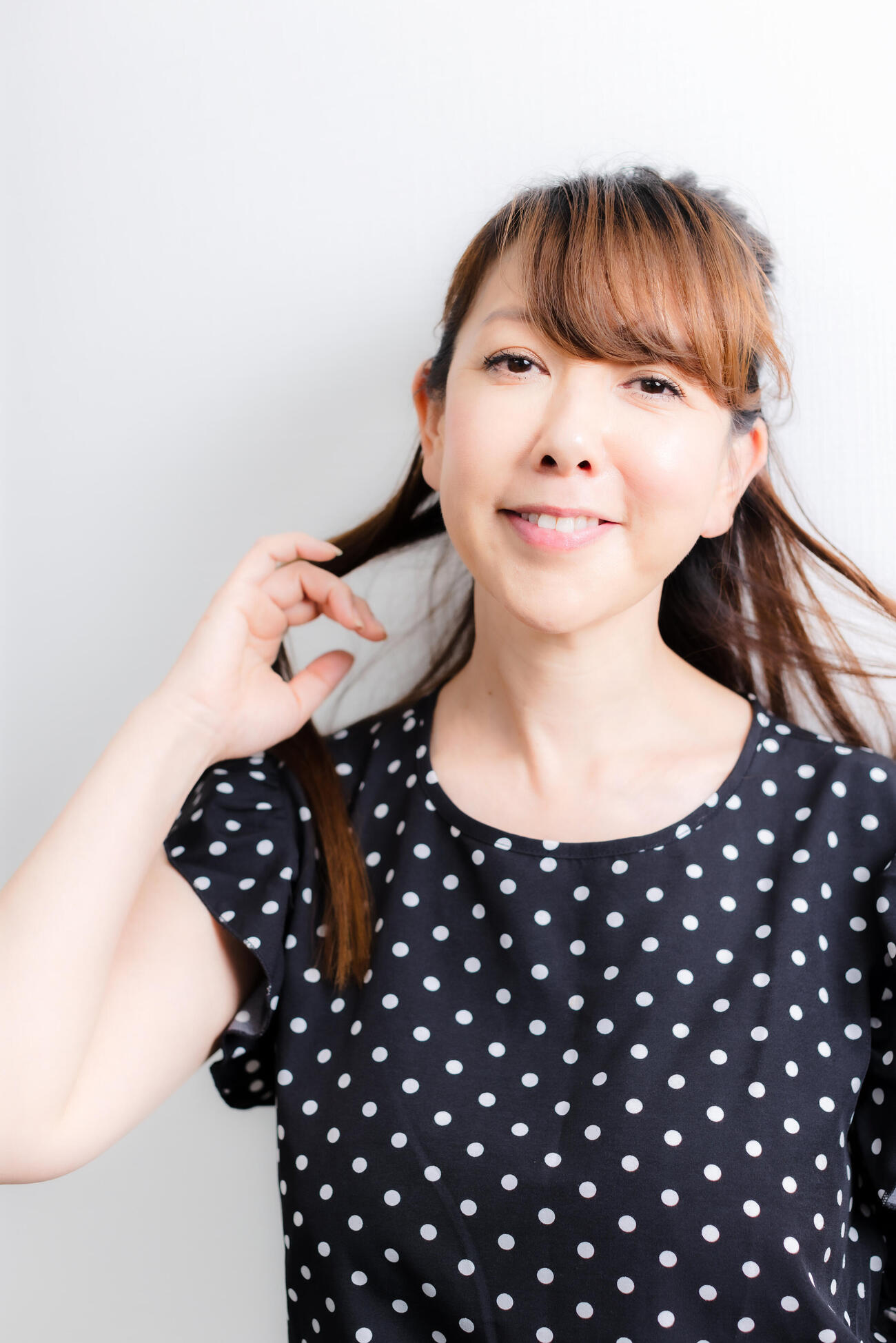 軽やかな笑顔で写真に納まる大原かおり（撮影・河田真司）