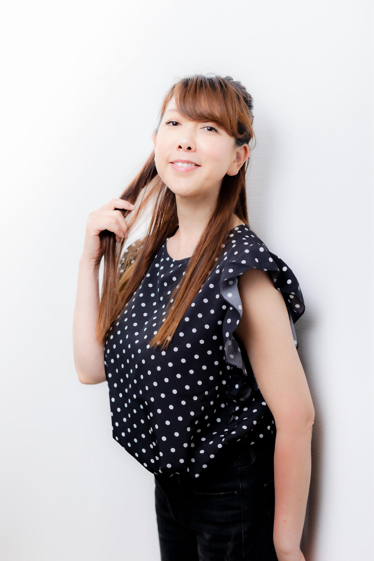 軽やかな笑顔で写真に納まる大原かおり（撮影・河田真司）