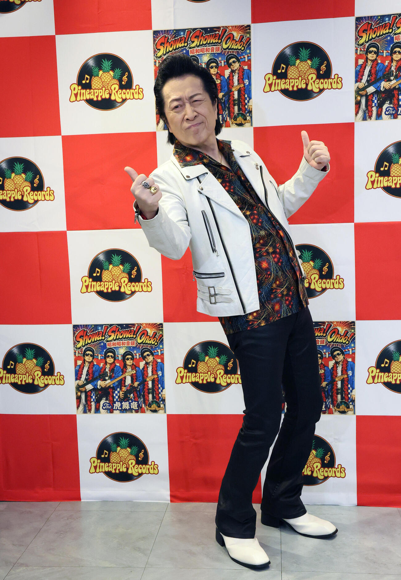 “ロックの日”に新曲をリリースしポーズを決めるTHE虎舞竜の高橋ジョージ（撮影・丹羽敏通）
