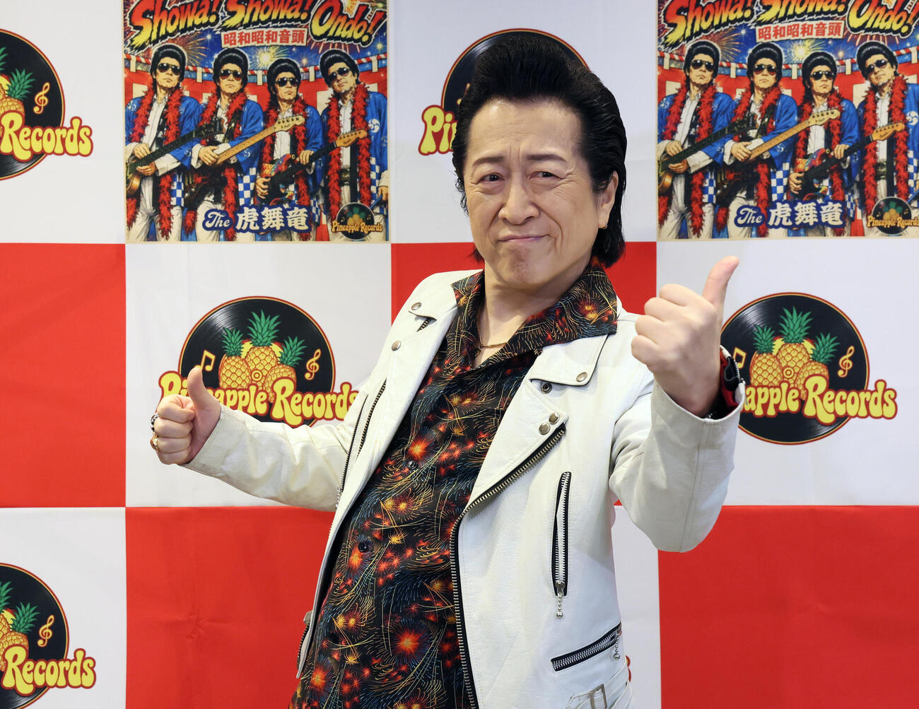 “ロックの日”に新曲をリリースしポーズを決めるTHE虎舞竜の高橋ジョージ（撮影・丹羽敏通）