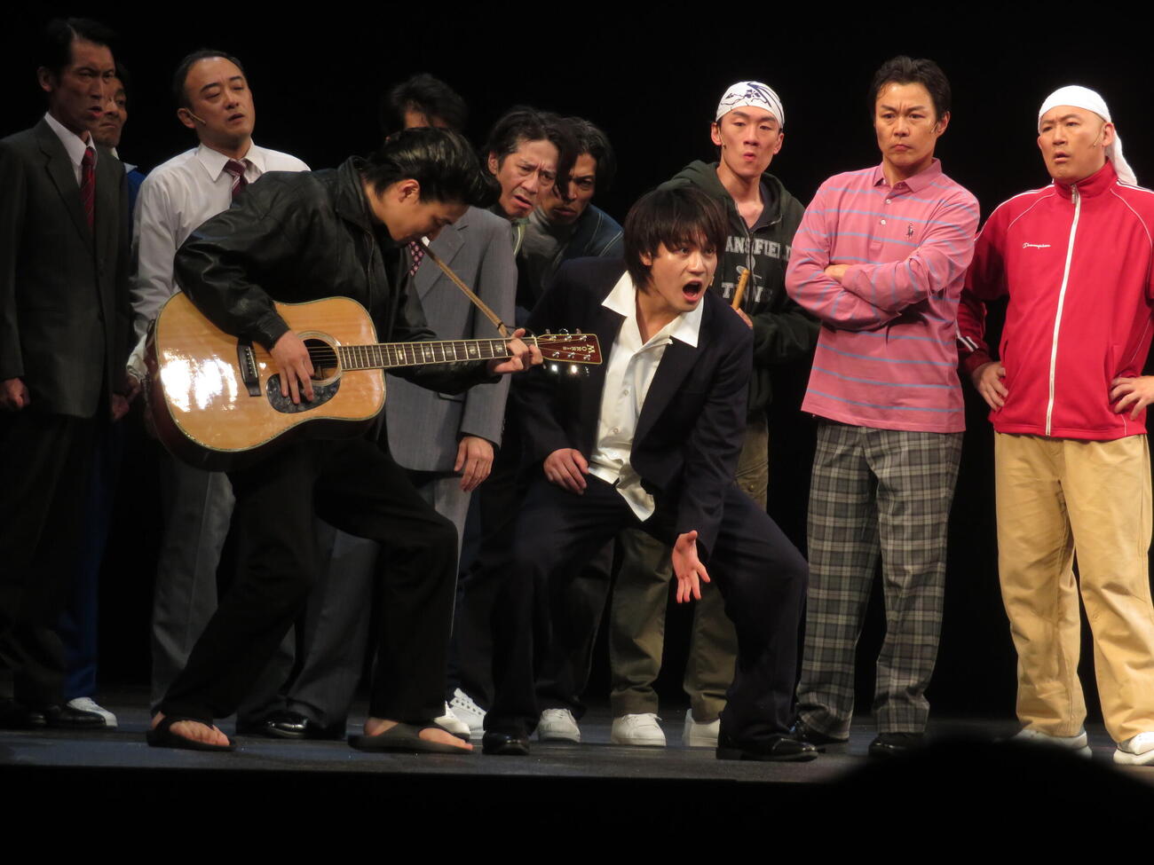 舞台「俺節」ゲネプロで主人公を演じる松田元太（中央）