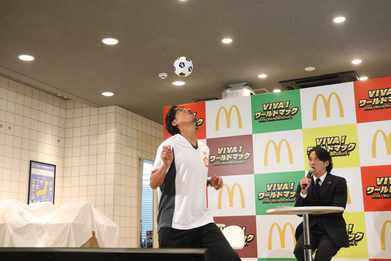マクドナルド「VIVA！ワールドマック」新商品発表会でリフティングを披露した元日本代表DFの中澤佑二氏
