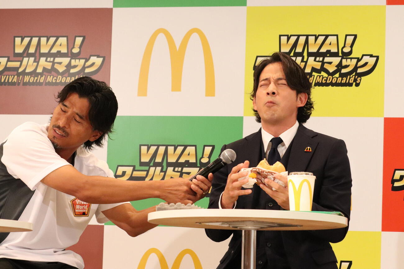マクドナルド「VIVA！ワールドマック」新商品発表会で新商品を試食する岡田准一