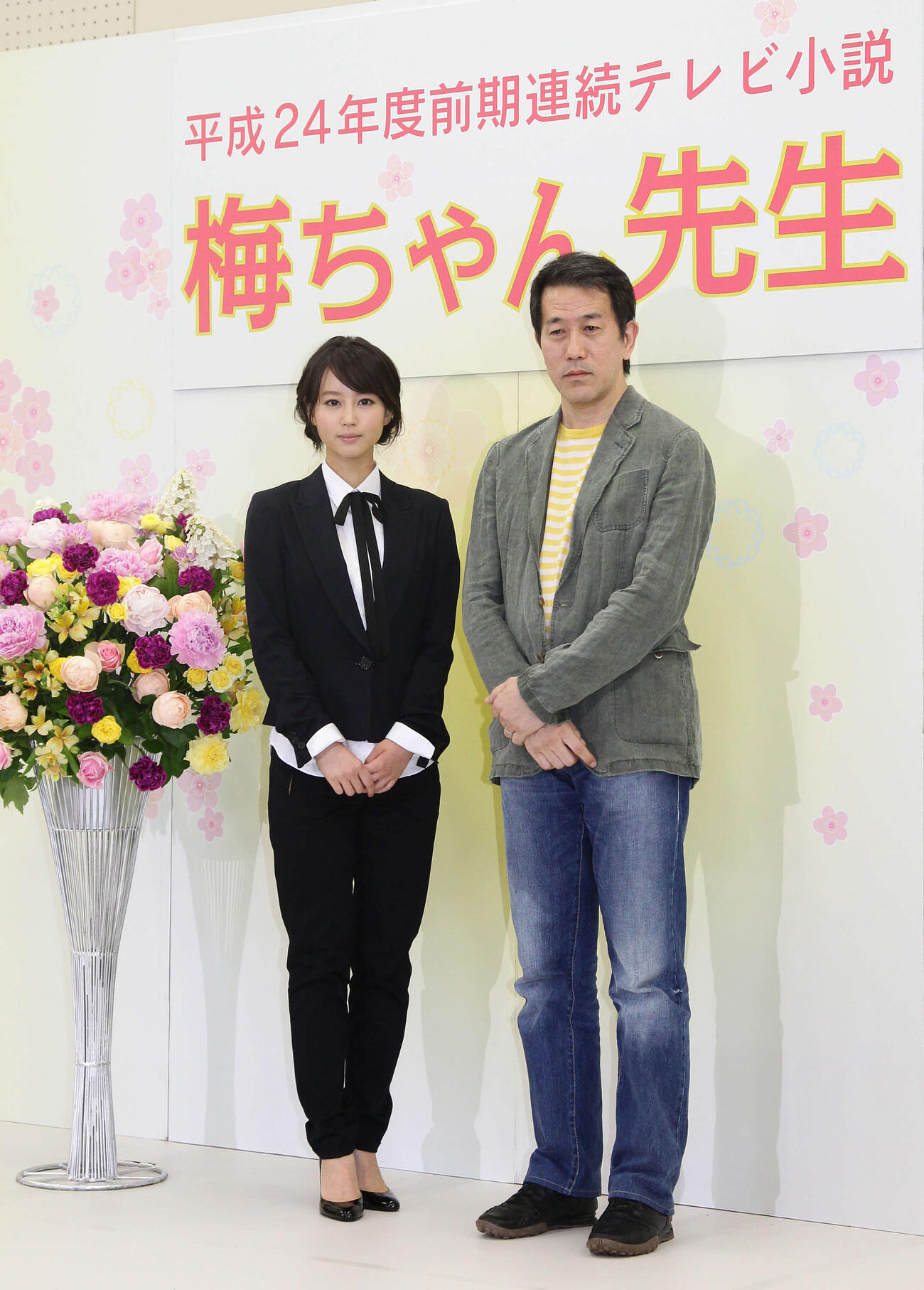 NHK連続テレビ小説ヒロイン起用会見　脚本家の尾崎将也氏（右）と記念撮影に収まる堀北真希（2011年6月撮影）