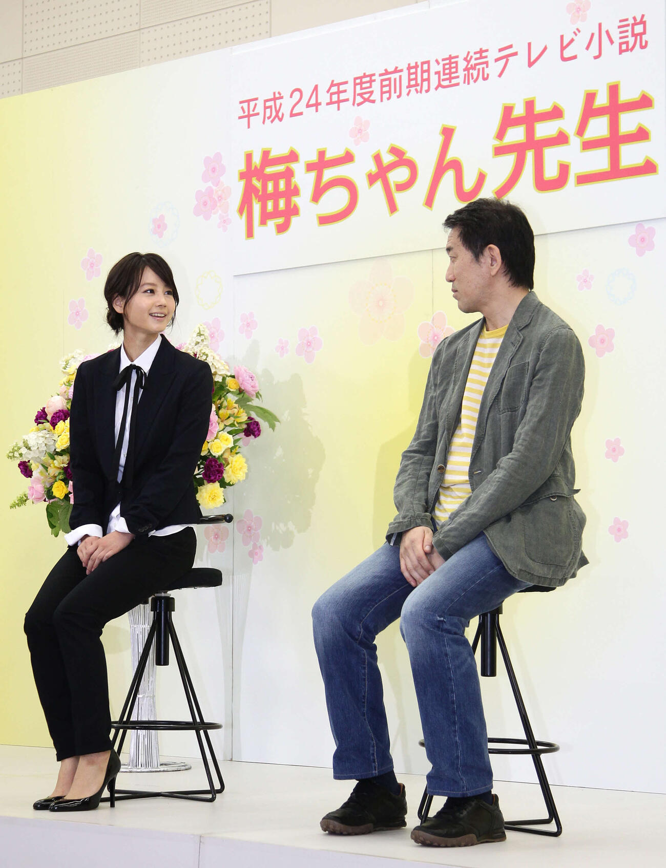 NHK連続テレビ小説ヒロイン起用会見　脚本家の尾崎将也氏（右）と笑顔で目を合わせる堀北真希（2011年6月撮影）