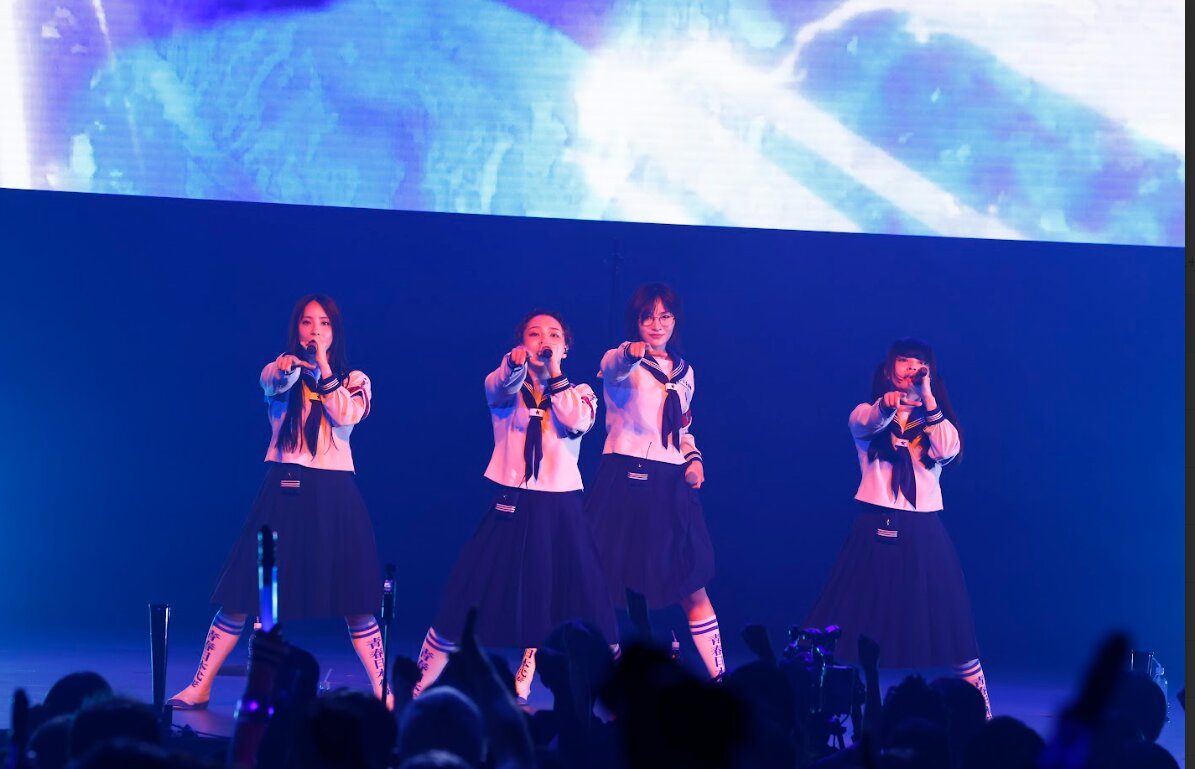 熱唱する新しい学校のリーダーズ（MUSIC AWARDS JAPAN2026／Spotify提供）
