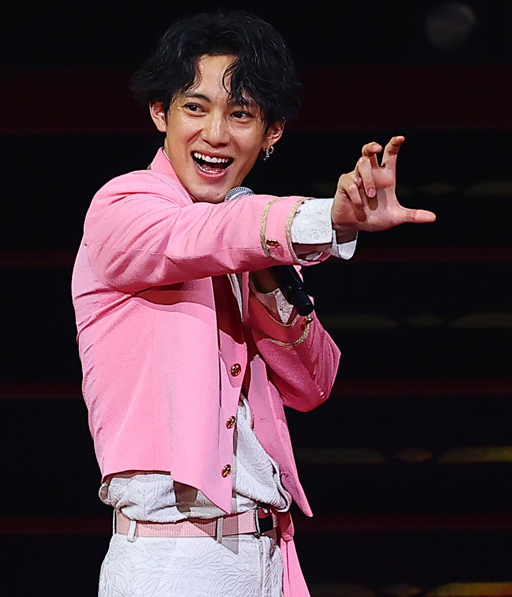 「ASIA CULTURE FESTIVAL 2026」に登場し変身ポーズを披露するモナキの渡邉剣（撮影・野上伸悟）