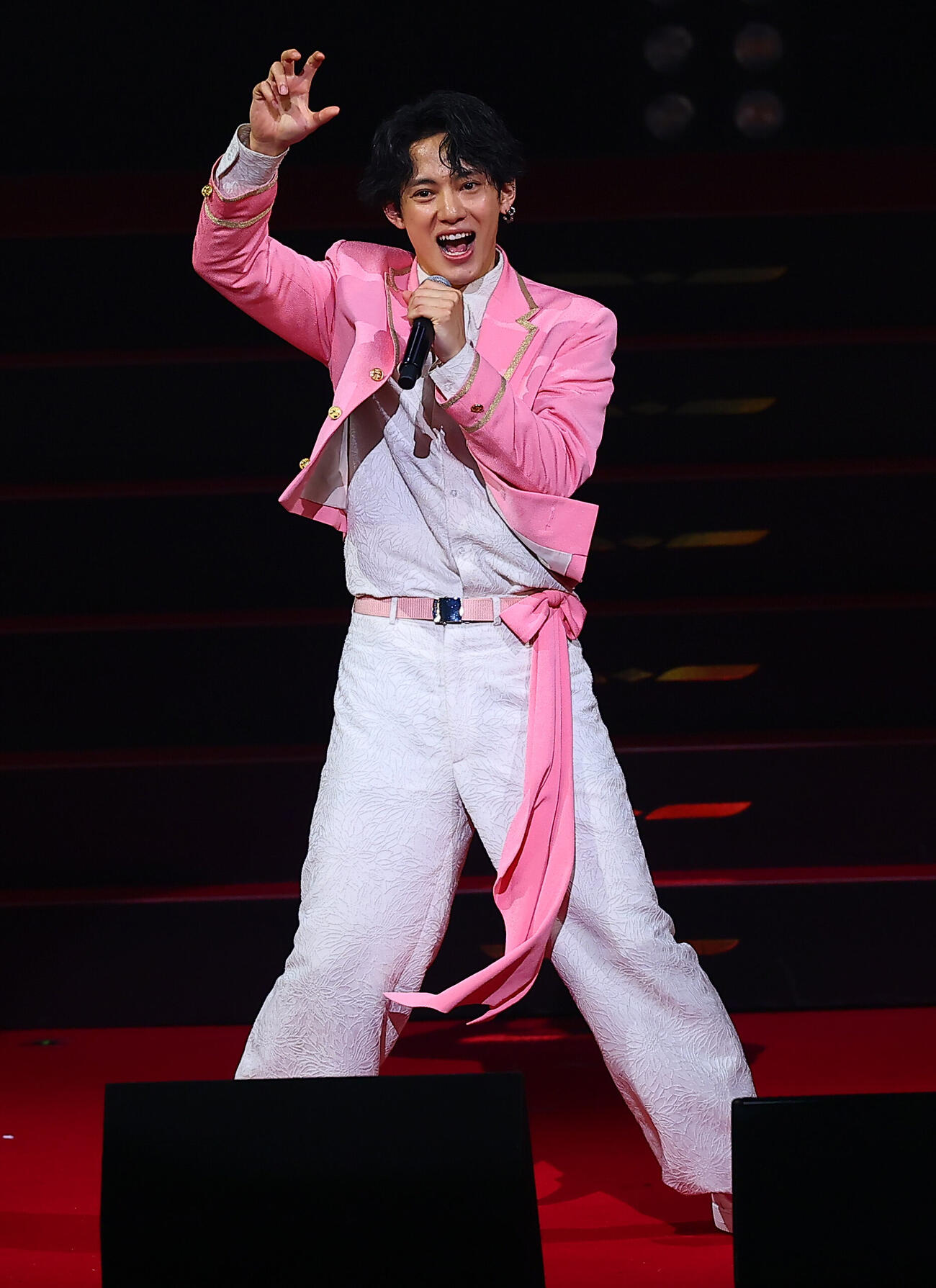 「ASIA CULTURE FESTIVAL 2026」に登場し変身ポーズを披露するモナキの渡邉剣（撮影・野上伸悟）