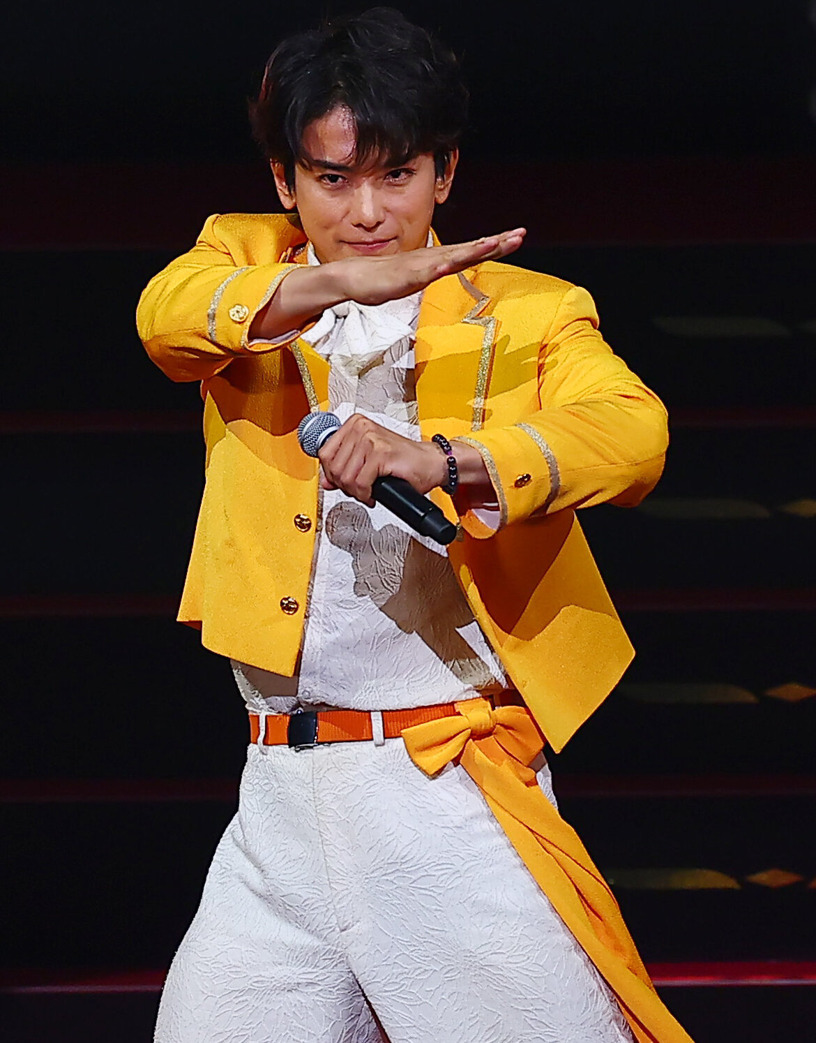 「ASIA CULTURE FESTIVAL 2026」に登場し変身ポーズを披露するモナキの平牧仁（撮影・野上伸悟）