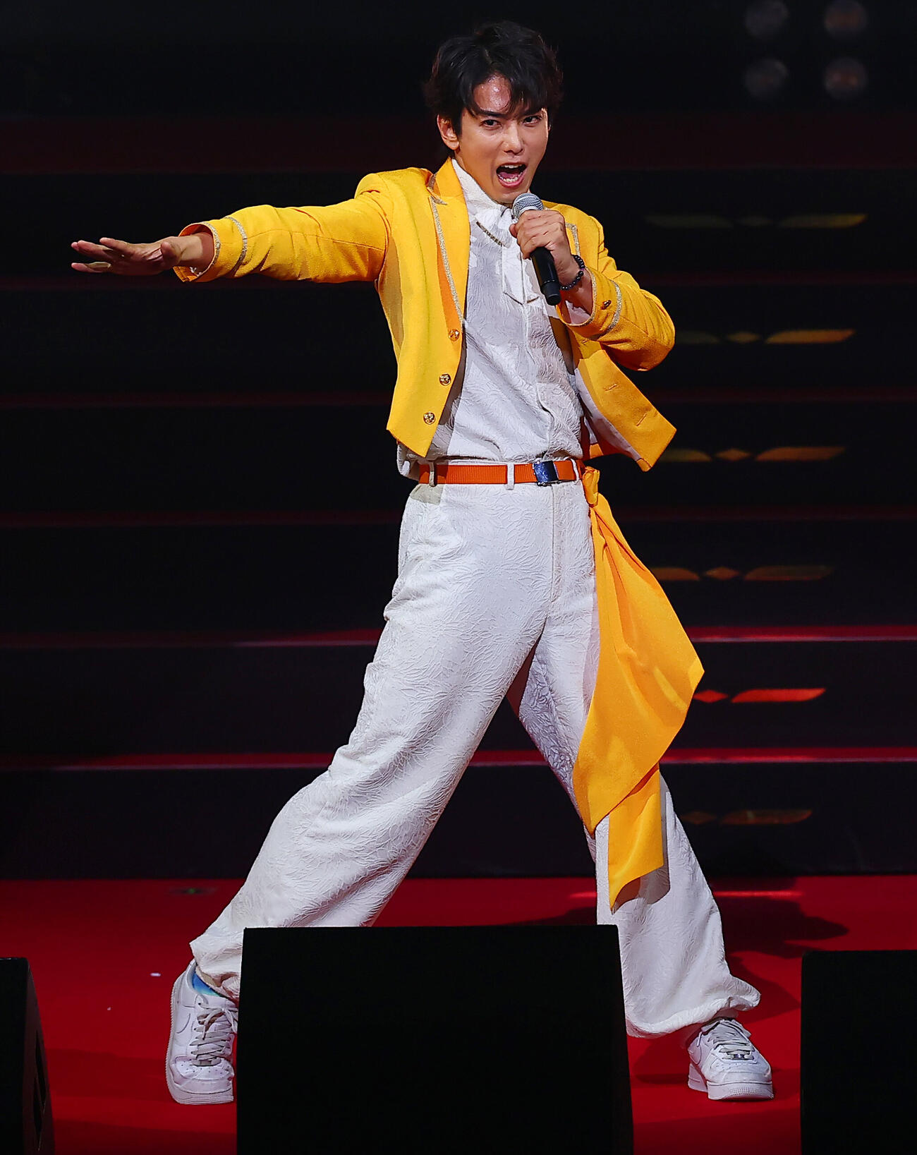 「ASIA CULTURE FESTIVAL 2026」に登場し変身ポーズを披露するモナキの平牧仁（撮影・野上伸悟）