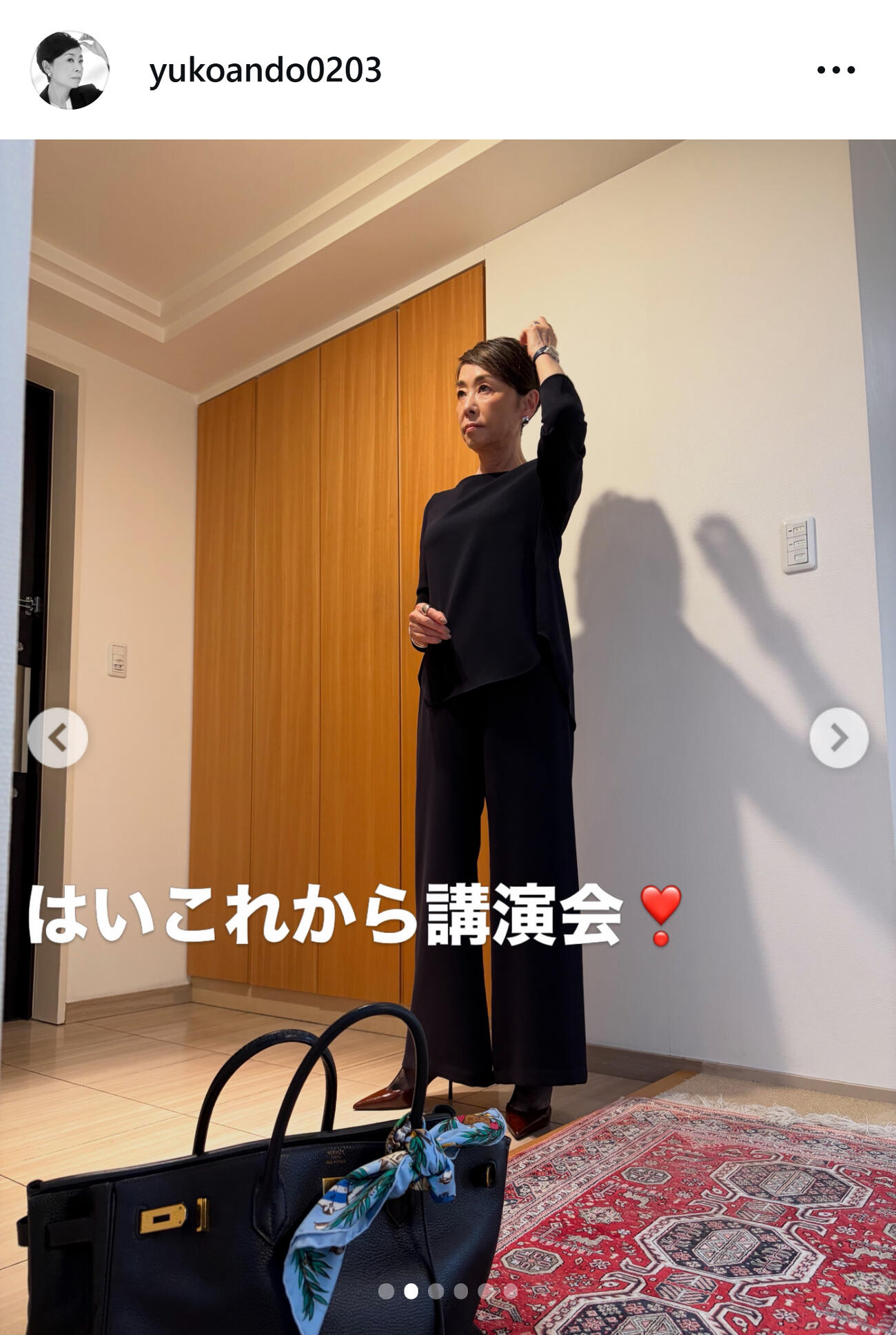 ネイビーのセットアップコーデの安藤優子（安藤優子のインスタグラムから）