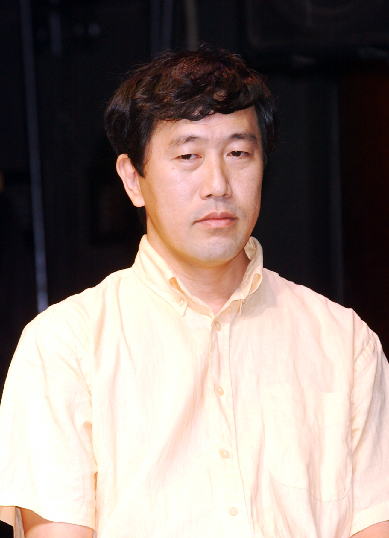 ドラマ「傷だらけのラブソング」制作発表に出席する脚本家の尾崎将也さん（2001年9月撮影）