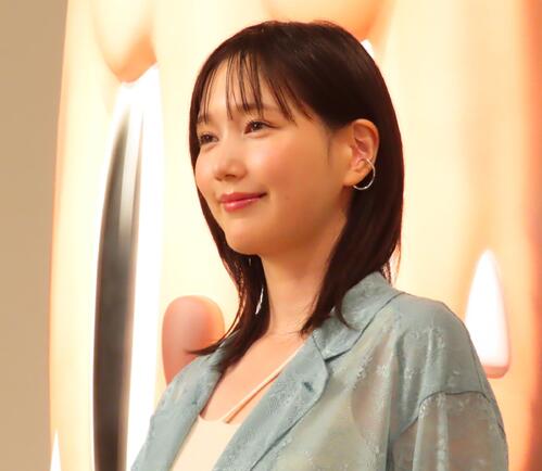 本田翼、マイ「ラブブ」身につけ笑顔「どこにでもいてほしいキャラクター」「QOL上がる」