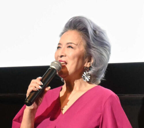 “欠けた歯”別人？”激変話題の67歳女優が理由説明「ステロイド投与中で…」神対応も