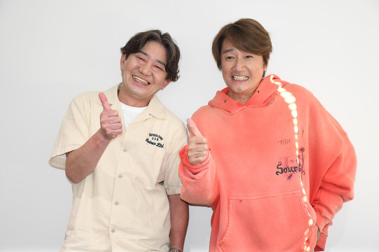 「大阪おっさんぽ」に出演した近藤真彦（右）とメッセンジャー黒田有（撮影・阪口孝志）