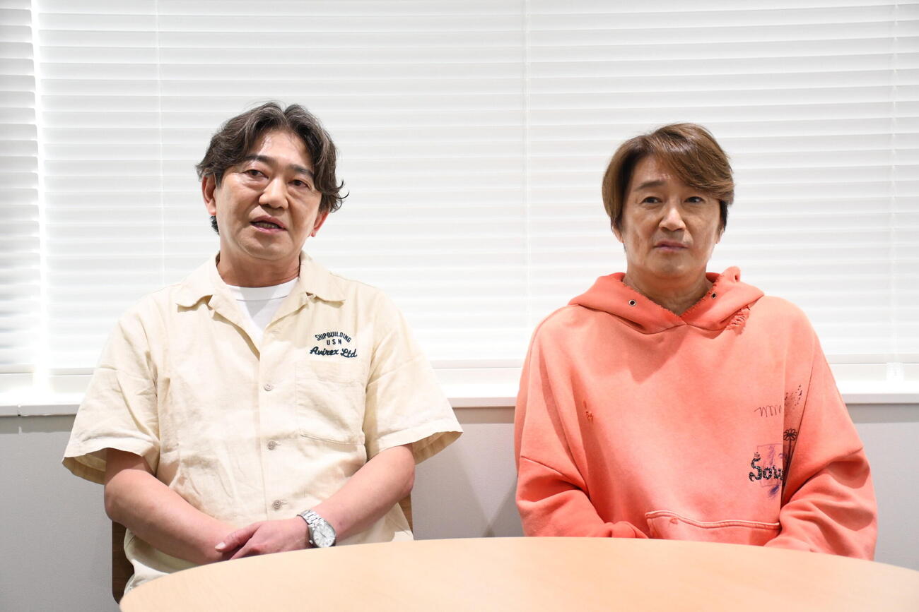 「大阪おっさんぽ」に出演した近藤真彦（右）とメッセンジャー黒田有（撮影・阪口孝志）
