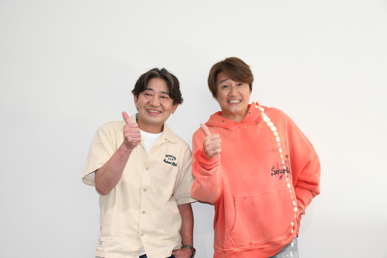 「大阪おっさんぽ」に出演した近藤真彦（右）とメッセンジャー黒田有（撮影・阪口孝志）