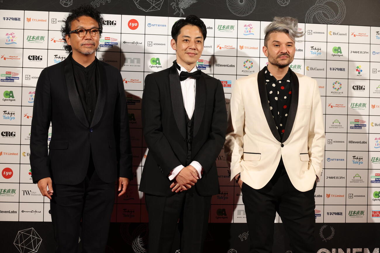 ショートショート　フィルムフェスティバル＆アジア2026レッドカーペットに登場した、左から森コウ氏、西野亮廣、Coco Nitta氏（撮影・中島郁夫）