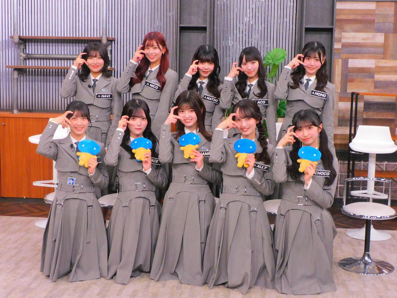 収録取材会を行ったWHITE SCORPION、前列左からAOI、ACE、HANNA、ALLY、CHOCO、後列左からNAVI、NICO、NATSU、ACO、MOMO