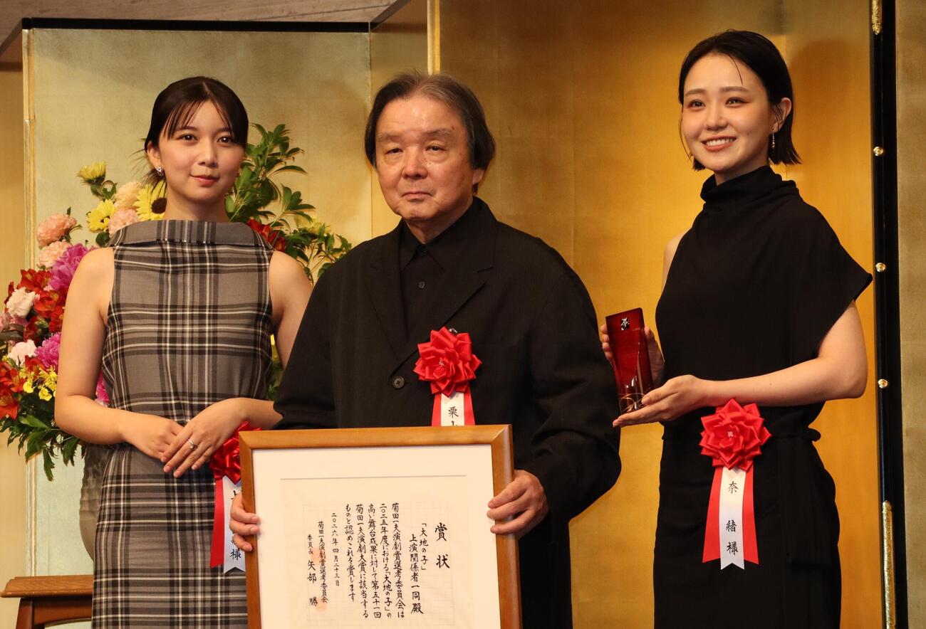左から上白石萌歌、栗山民也氏、奈緒
