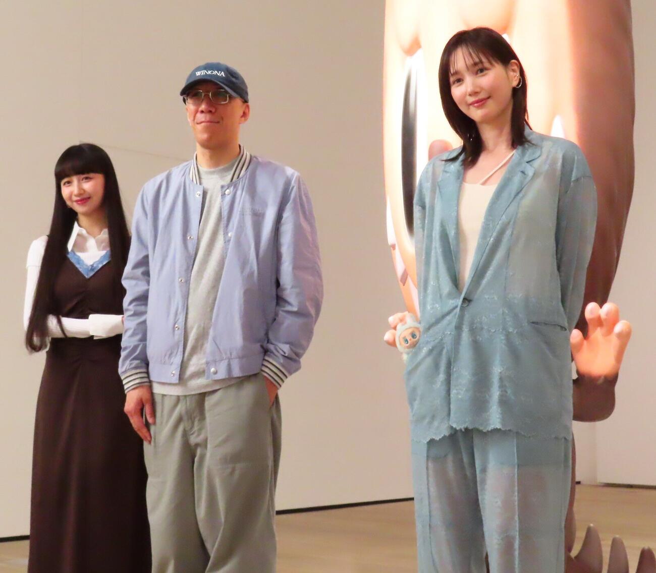 「THE MONSTERS 10周年記念展　東京『MONSTERS BY MONSTERS：NOW AND THEN』」プレビューに出席した、左からCocomi、カシン・ロン氏、本田翼