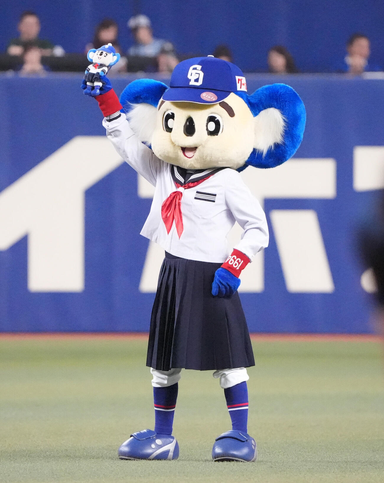 プロ野球交流戦中日対西武　5回、セーラー服姿で登場したドアラ（撮影・森本幸一）
