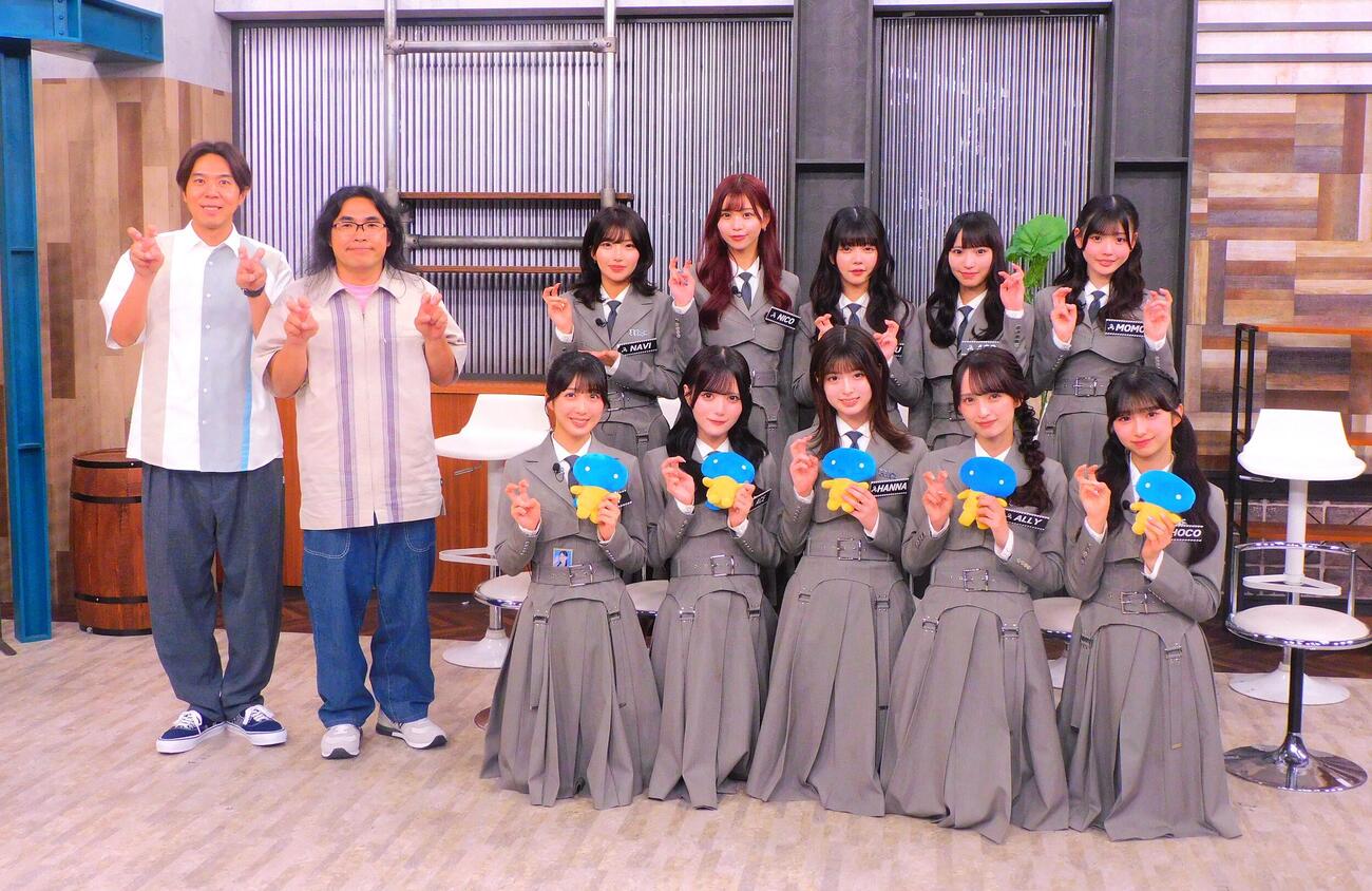 収録取材会を行ったWHITE SCORPION、前列左からAOI、ACE、HANNA、ALLY、CHOCO、後列左からNAVI、NICO、NATSU、ACO、MOMO　左はロッチ