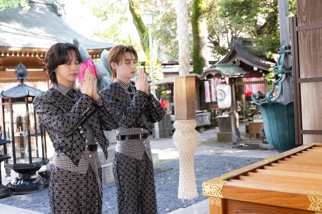 デビューミニアルバムのヒット祈願を行ったROIROMの本多大夢（左）と浜川路己