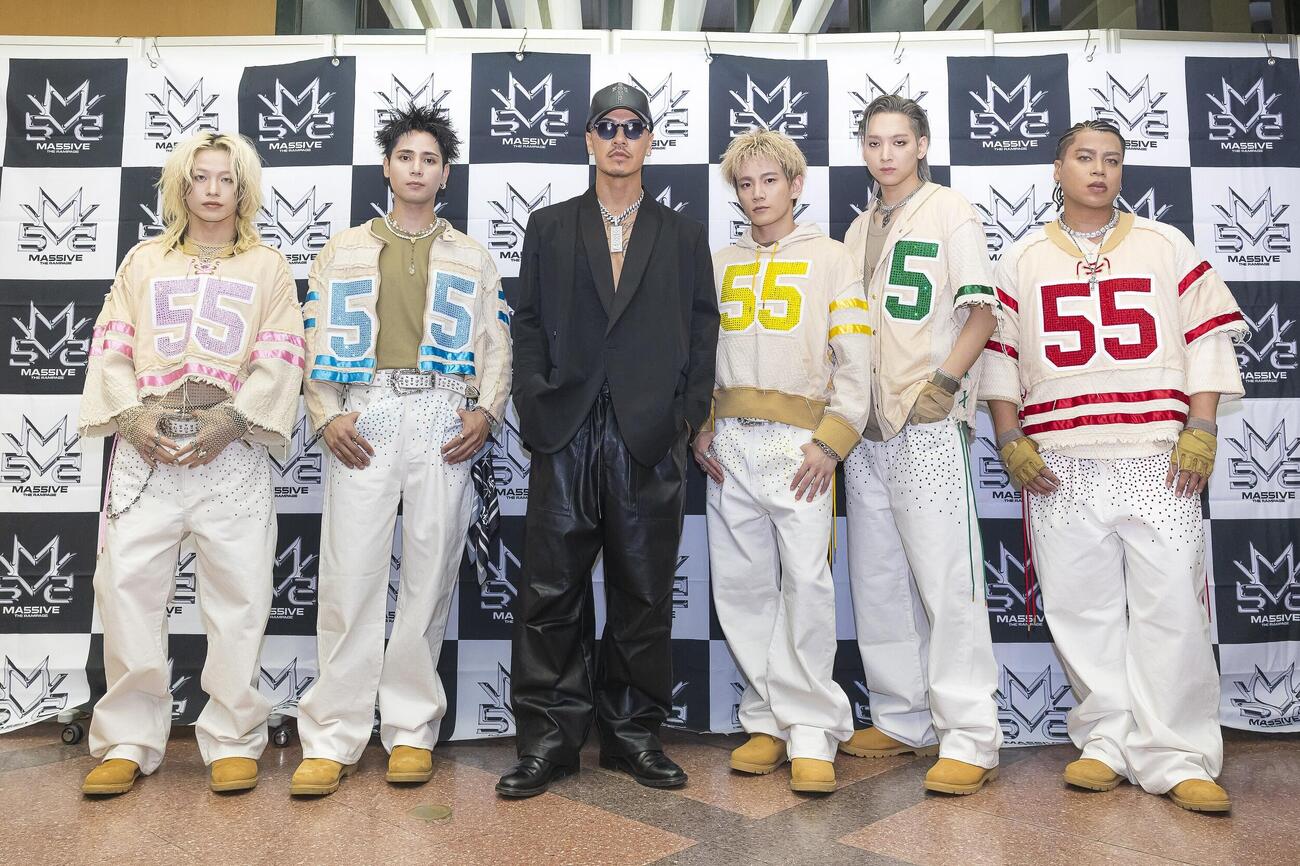 初の日本武道館公演を行ったMA55IVE THE RANPAGE。左からYAMASHO、神谷健太、AK－69、浦川翔平、鈴木昂秀、L／LIKIYA（木下マリ氏撮影）