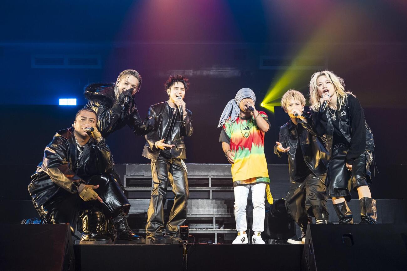 初の武道館公演で湘南乃風HAN－KUN（右から3人目）とのコラボを披露するMA55IVE THE RANPAGE（木下マリ氏撮影）