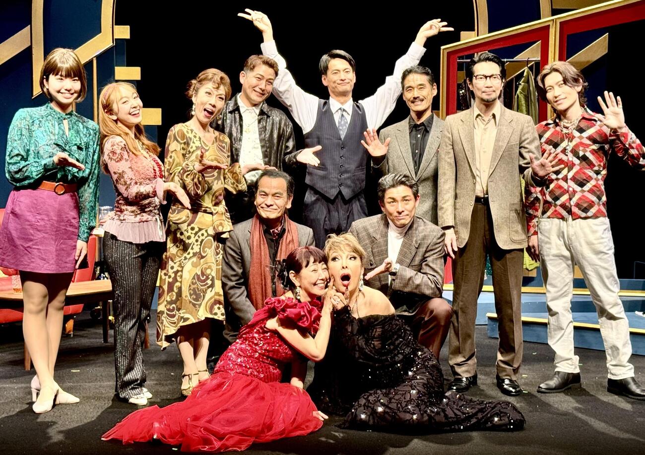 出演者全員が勢ぞろいしたフィナーレ。最前列左が芳本美代子、右が池畑慎之介
