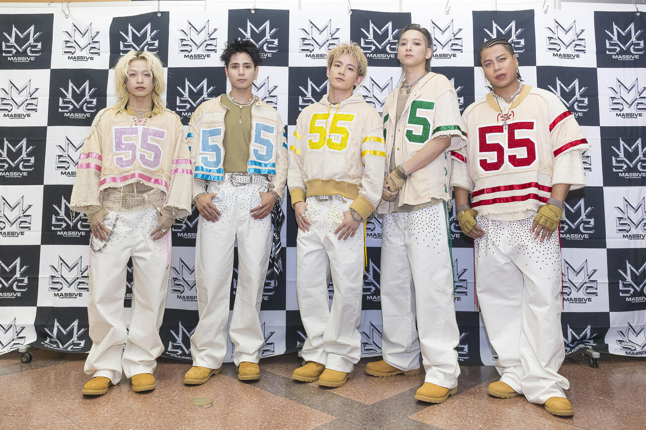初の日本武道館公演を行ったMA55IVE THE RANPAGE。左からYAMASHO、神谷健太、浦川翔平、鈴木昂秀、L／LIKIYA（木下マリ氏撮影）