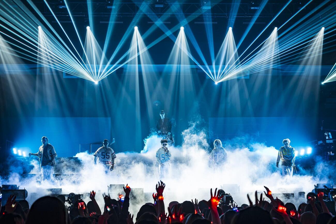 初の武道館公演でAK－69（後列）とのコラボを披露するMA55IVE THE RANPAGE（木下マリ氏撮影）