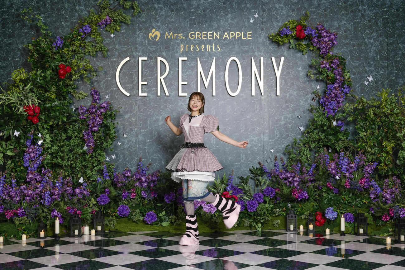 「Mrs．GREEN APPLE presents『CEREMONY』」初日グリーンカーペットに登場したasmi