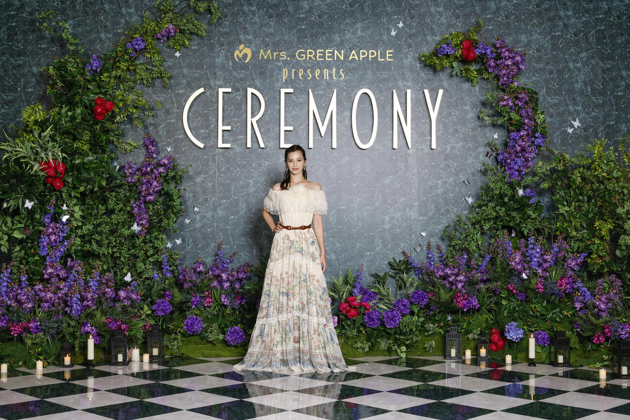 「Mrs．GREEN APPLE presents『CEREMONY』」初日グリーンカーペットに登場した中条あやみ